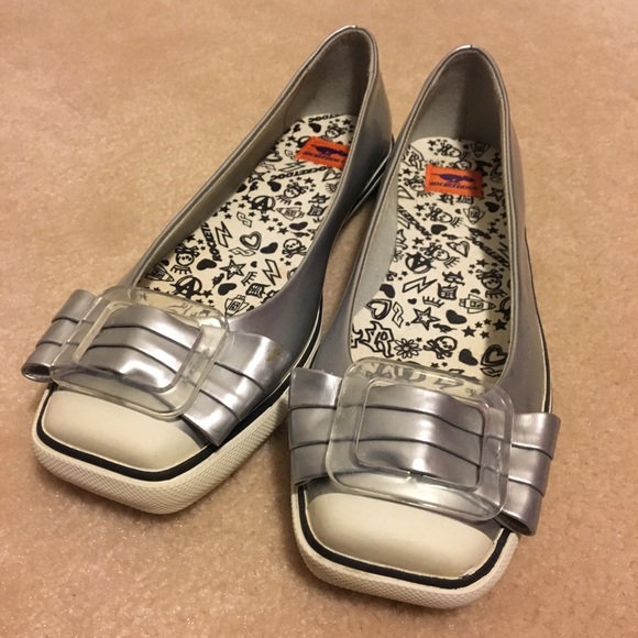 rocket dog silver pumps